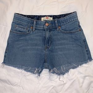 Cut off denim Levi’s shorts